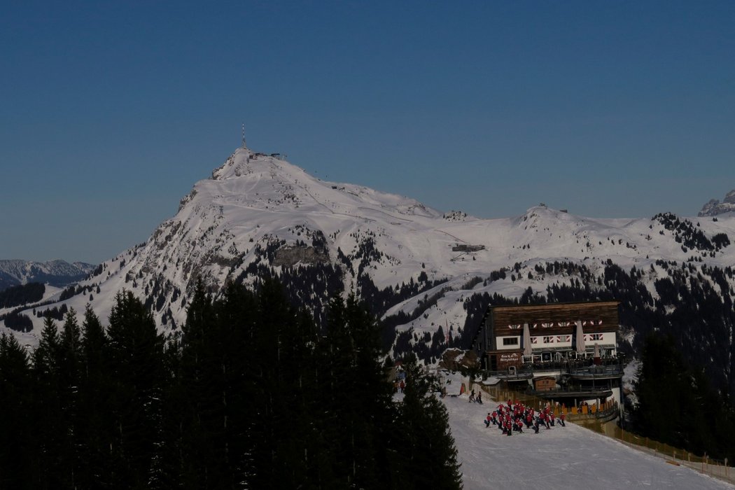 Slavný Hahnenkamm, jeden z nejslavnějších sjezdových závodů na světě