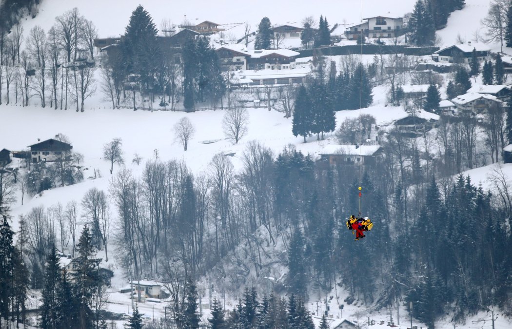 Alexandera Kölla musel po těžkém pádu ve sjezdu v Kitzbühelu převážet ze sjezdovky do nemocnice vrtulník