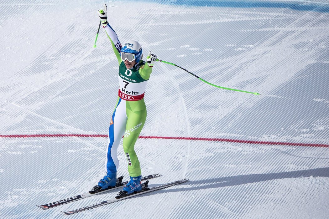Slovinská lyžařka Ilka Štuhecová se raduje v cíli sjezdu na MS