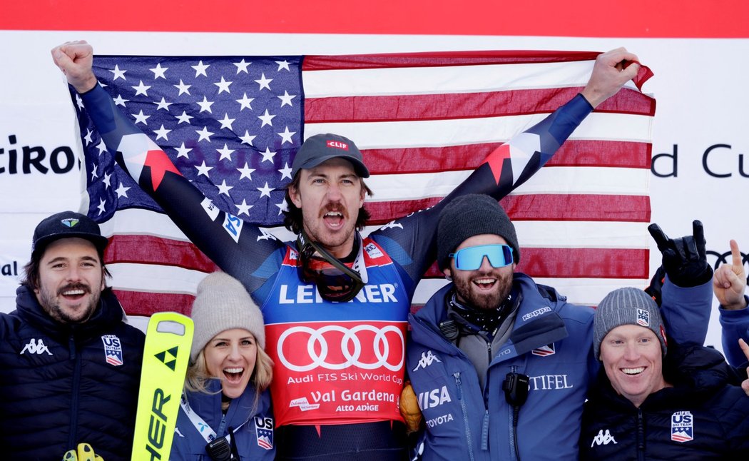 Americký lyžař Bryce Bennett se raduje z triumfu ve sjezdu SP ve Val Gardeně