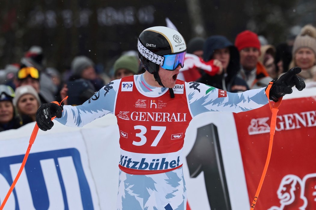 Finský lyžař Elia Lehto se raduje po prvním sjezdu v Kitzbühelu