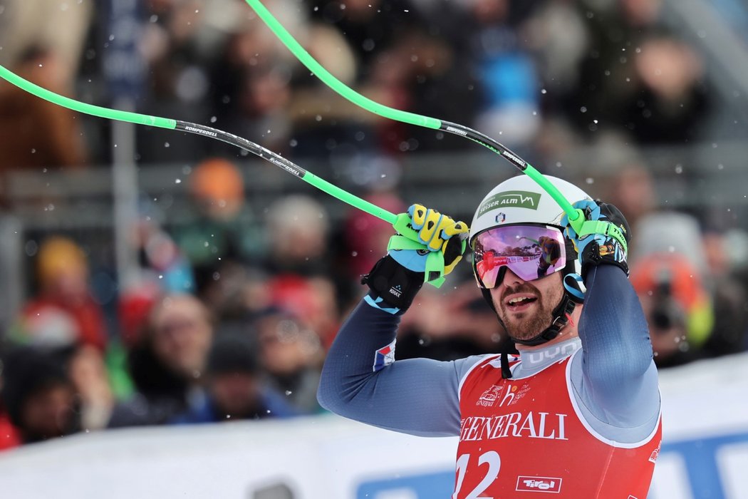 Italský lyžař Florian Schieder po příjezdu do cíle v Kitzbühelu