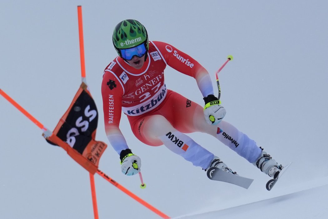 Švýcarský lyžař Franjo von Allmen během sjezdu v Kitzbühelu