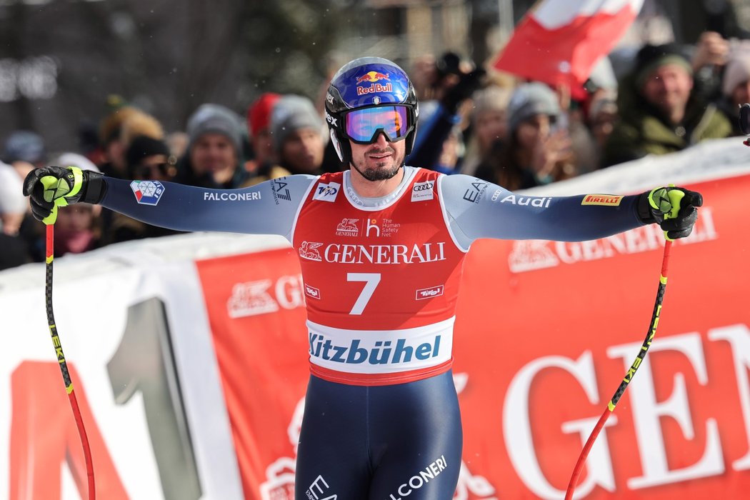 Italský lyžař Dominik Paris po sjezdu na Světovém poháru v Kitzbühelu
