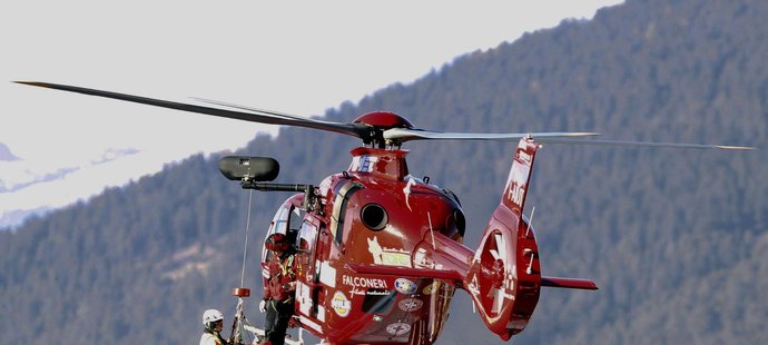 Rakouský sjezdař Matthias Mayer utrpěl při tvrdém pádu v dnešním sjezdu Světového poháru ve Val Gardeně zlomeninu sedmého hrudního obratle. Ze sjezdovky ho záchranáři dopravili do nemocnice helikoptérou.