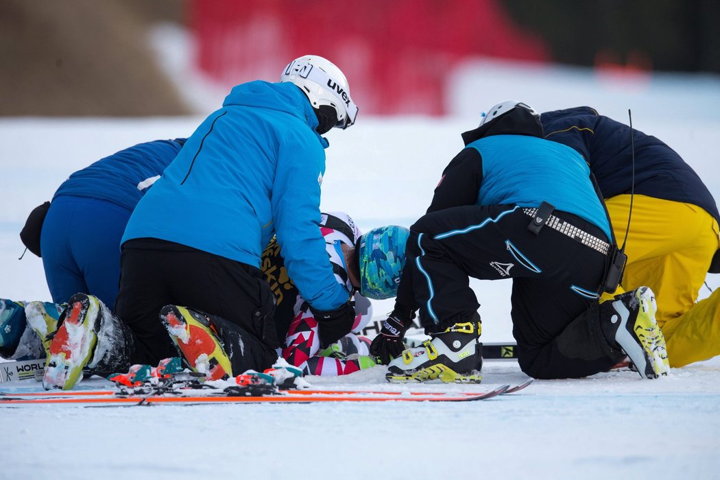 Rakouský sjezdař Matthias Mayer utrpěl při tvrdém pádu v dnešním sjezdu Světového poháru ve Val Gardeně zlomeninu sedmého hrudního obratle.