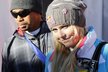 Krásná americká lyžařka Lindsey Vonnová nedojela do cíle sjezdu kvůli zraněnému kolenu, společnost jí v cíli dělal její přítel - golfista Tiger Woods