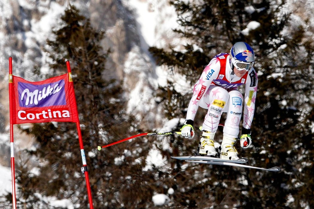 Americká lyžařka Lindsey Vonnová vyhrála po více než měsíční pauze závod Světového poháru. Ve sjezdu v Cortině d&#39;Ampezzo za sebou o 43 setin sekundy nechala vedoucí ženu průběžného pořadí SP Tinu Mazeovou ze Slovinska.