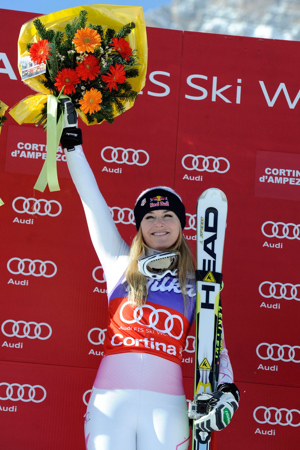 Americká lyžařka Lindsey Vonnová vyhrála po více než měsíční pauze závod Světového poháru. Ve sjezdu v Cortině d&#39;Ampezzo za sebou o 43 setin sekundy nechala vedoucí ženu průběžného pořadí SP Tinu Mazeovou ze Slovinska.