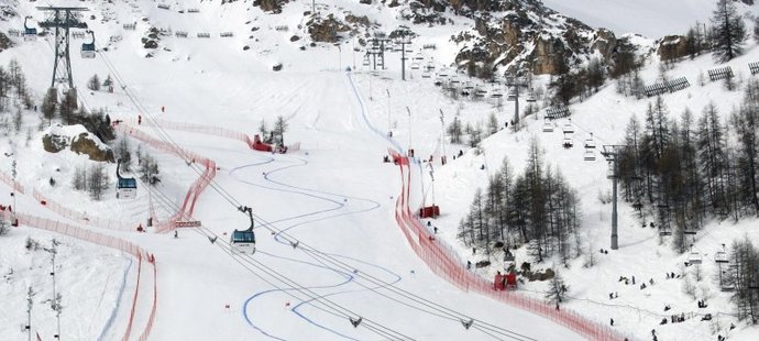 Závěrečná pasáž superobřího slalomu mužů ve Val d&#39;Isere.