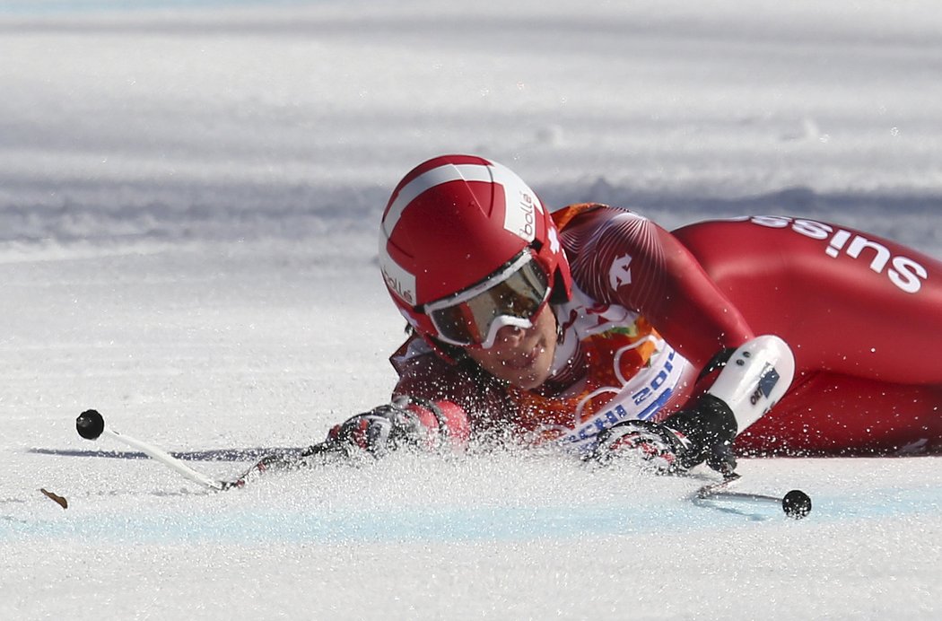Švýcarská sjezdařka Dominique Gisinová leží po pádu na trati olympijského Super G