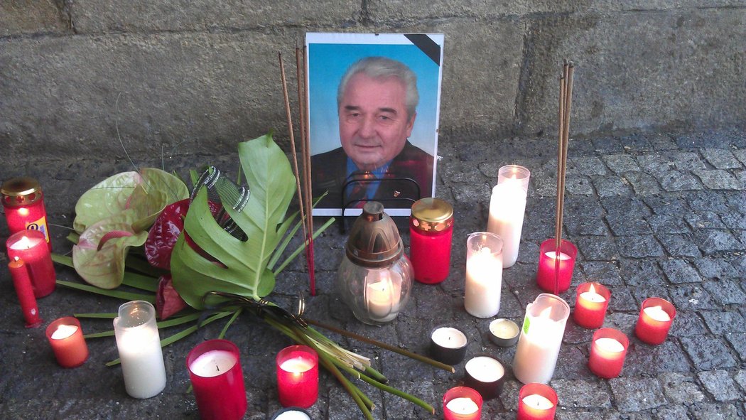 Lidé zapalují na náměstí ve Frenštátu pod Radhoštěm svíčky na památku zesnulého Jiřího Rašky