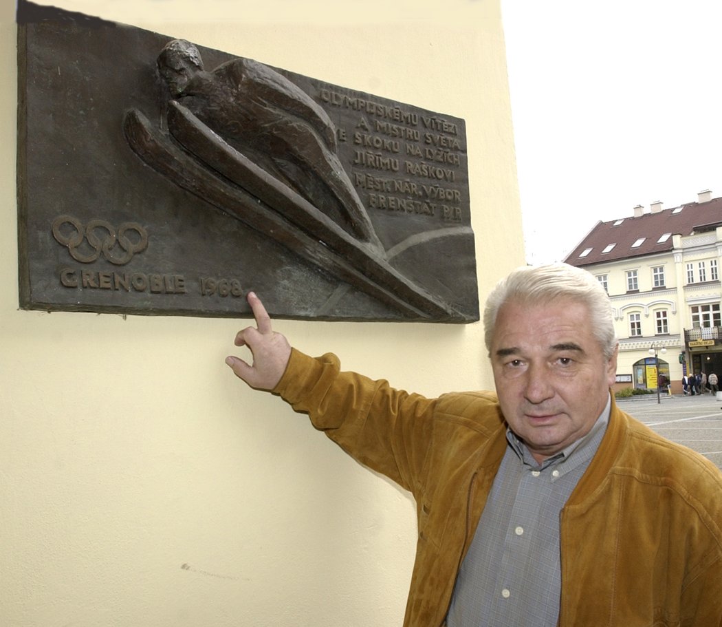 Jiří Raška u pamětní desky, kterou mu odhalili ve Frenštátu pod Radhoštěm