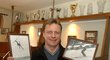 Pavel Ploc ve svém hotelu ukazuje snímky ze své skokanské kariéry
