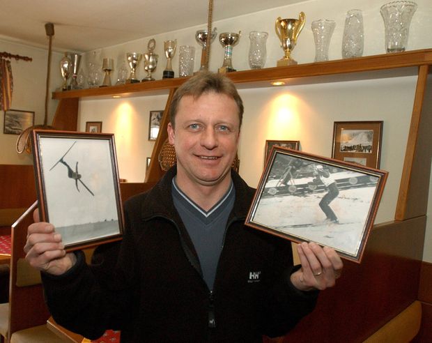 Pavel Ploc ve svém hotelu ukazuje snímky ze své skokanské kariéry Pavel Ploc ve svém hotelu ukazuje snímky ze své skokanské kariéry