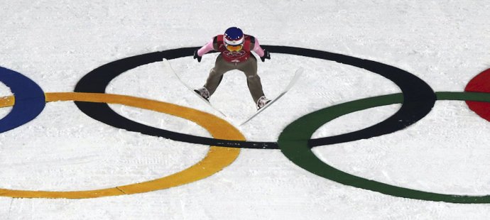 Viktor Polášek při svém skoku v týmové soutěži na olympiádě v Pchjongčchangu