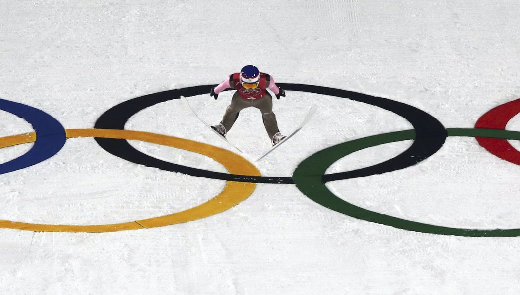 Viktor Polášek při svém skoku v týmové soutěži na olympiádě v Pchjongčchangu