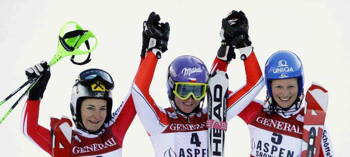 Šárka Záhrobská (uprostřed) slaví vítězství ve slalomu SP v Aspenu, vlevo třetí Kathrin Zettelová, druhá skončila Marlies Schildová