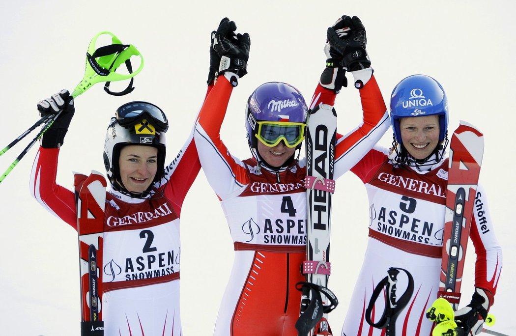 Šárka Záhrobská (uprostřed) slaví vítězství ve slalomu SP v Aspenu, vlevo třetí Kathrin Zettelová, druhá skončila Marlies Schildová