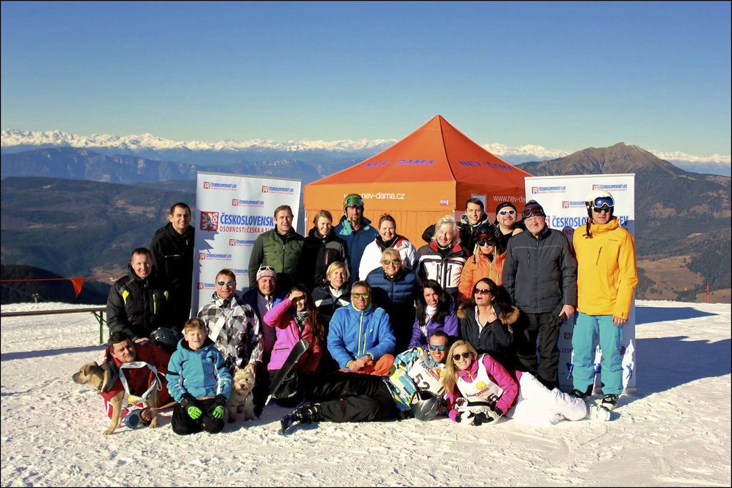 České osobnosti kultury a sportu na lyžařské exhibici v italském resortu Val di Fiemme