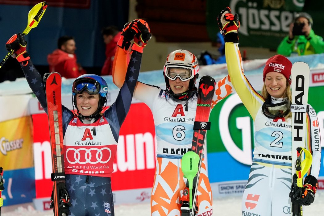 Petra Vlhová se raduje z triumfu ve slalomu SP ve Flachau, vlevo druhá Mikaela Shiffrinová