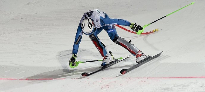 Henrik Kristoffersen protíná cílovou pásku druhého kola slalomu SP ve Schladmingu. Zvítězil o devět setin.