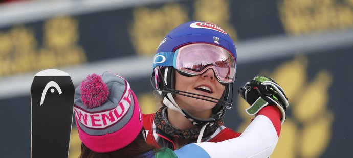 Wendy Holdener (vlevo) objímá vítěznou Američanku Mikaelu Shiffrinovou po slalomu SP v Mariboru