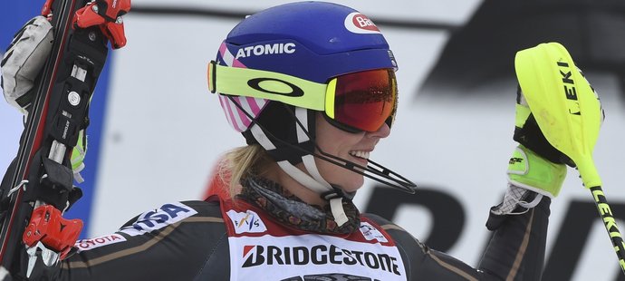 Mikaela Shiffrinová se raduje z vítězství ve slalomu SP v Ofterschwanu