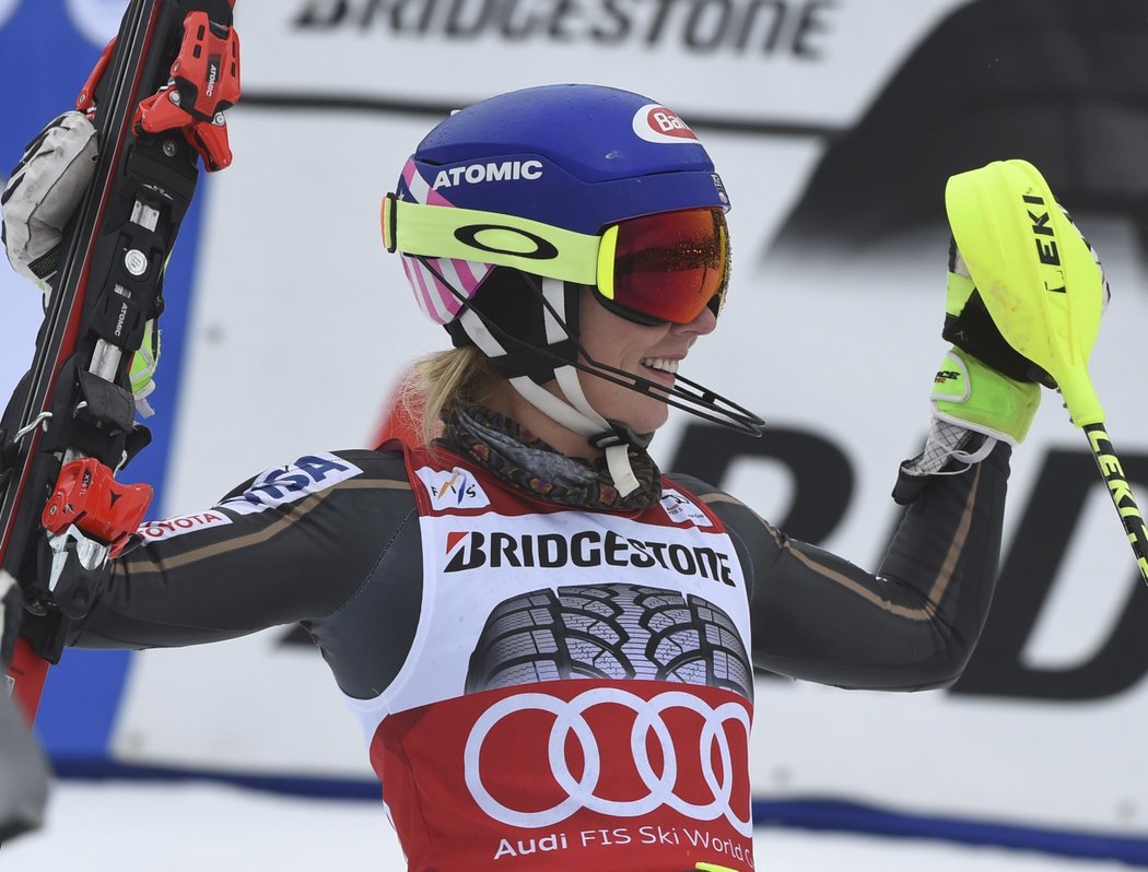 Mikaela Shiffrinová se raduje z vítězství ve slalomu SP v Ofterschwanu