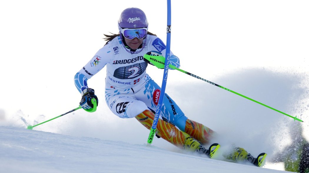 Šárka Strachová na trati prvního kola slalomu SP v Sestriere