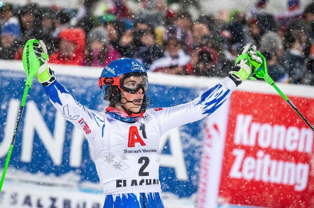 Petra Vlhová se raduje ze senzačního vítězství v rakouském Flachau