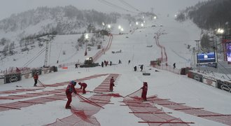 Slalomáře ve Val d'Isere nepustil na svah příliš silný vítr