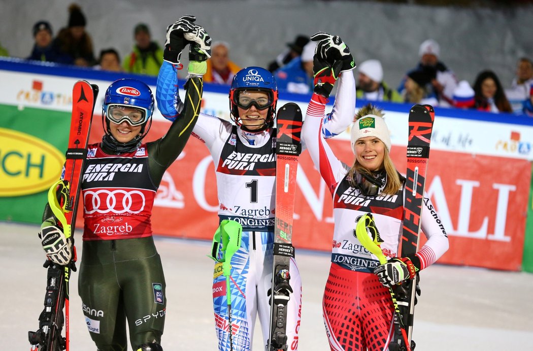 Slovenská lyžařka Petra Vlhová (uprostřed) suverénně vyhrála slalom Světového poháru v Záhřebu