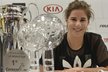 Ester Ledecká se pochlubila svými křišťálovými glóby i dalšími trofejemi z úspěšné sezony
