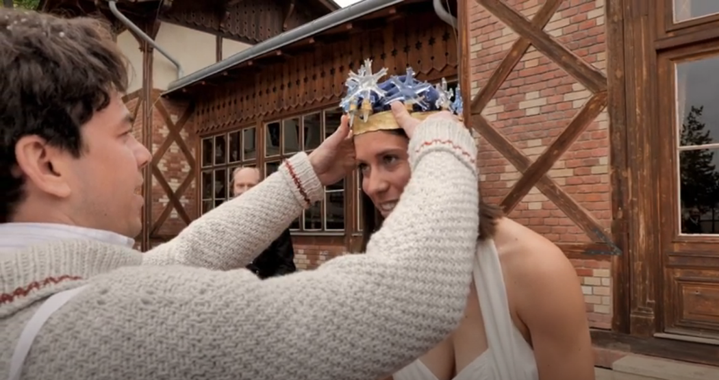 Matěj Adamczyk korunuje Královnu bílé stopy, svou přítelkyně Evu Samkovou