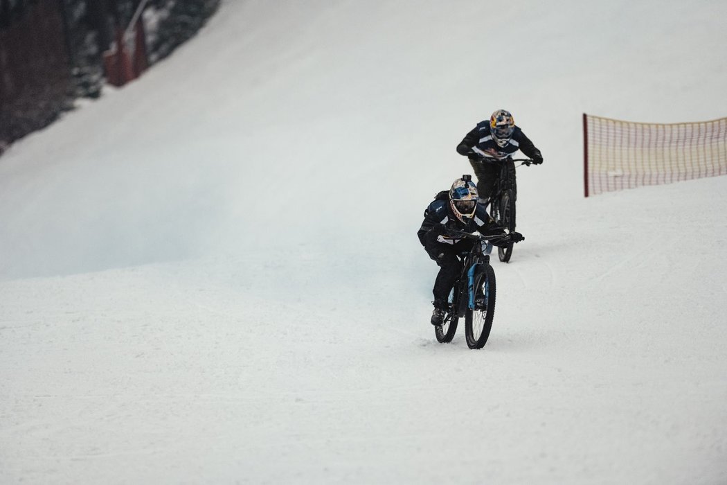 I ve Špindlu si v rámci Red Bull Homerun střihli sjezdovku na kolech bikeři Maroši a Slavík