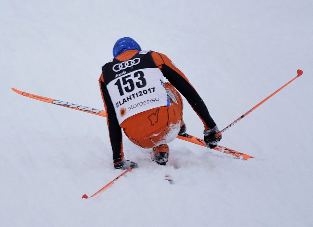 Adrian Solano z Venezuely působil na trati světového šampionátu lyžařů běžců poněkud komicky, získal si ale uznání fanoušků.
