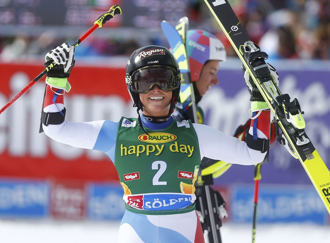 Švýcarka Lara Gutová se raduje z úvodního triumfu v SP v Söldenu
