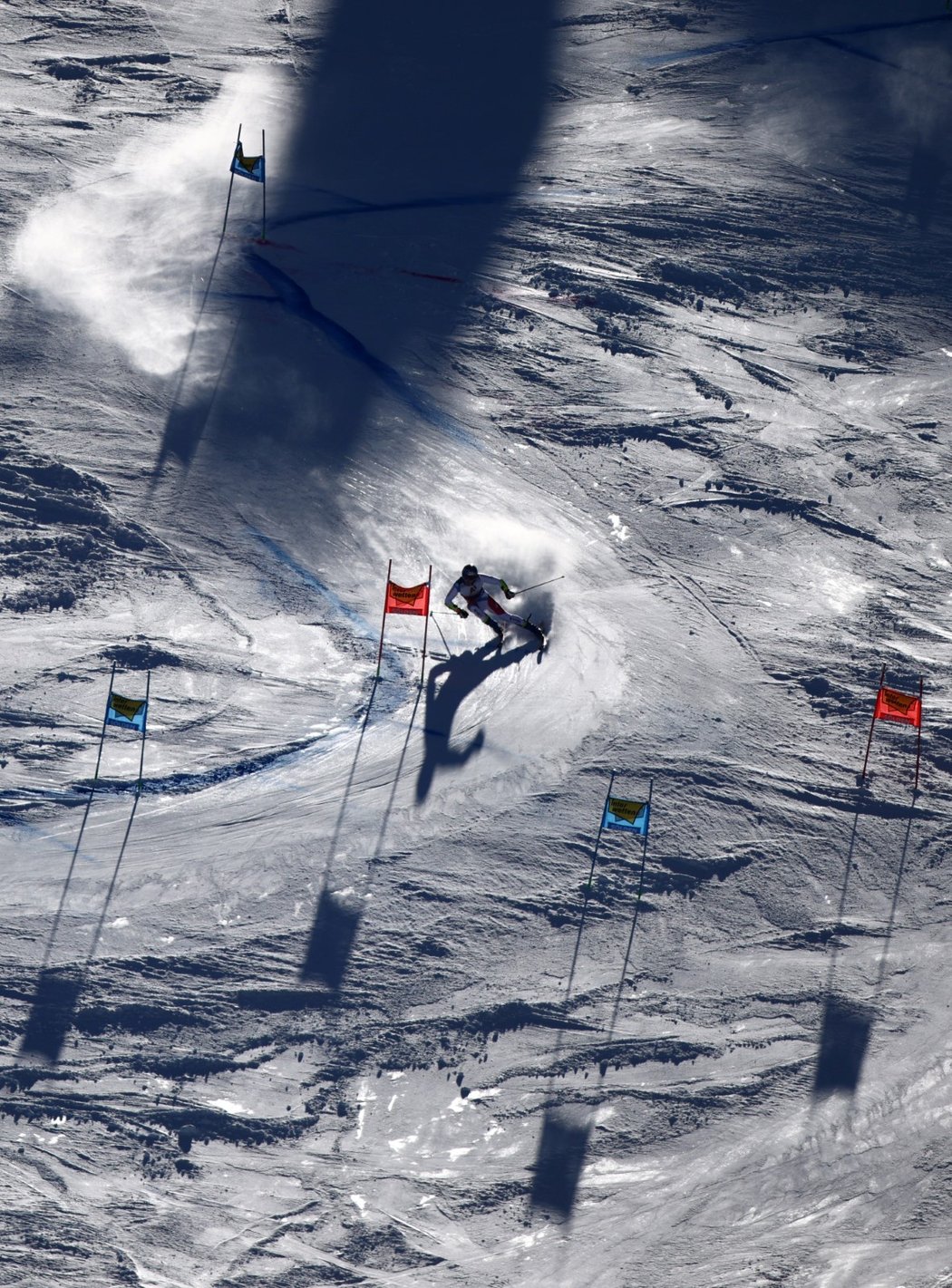 Marco Odermatt ovládl první závod Světového poháru, obří slalom v Söldenu