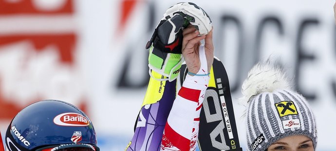 Američanka Mikaela Shiffrinová a Anna Fenningerová z Rakouska se radují ze sdíleného vítězství v úvodním superobřím slalomu alpských lyžařek