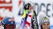 Američanka Mikaela Shiffrinová a Anna Fenningerová z Rakouska se radují ze sdíleného vítězství v úvodním superobřím slalomu alpských lyžařek