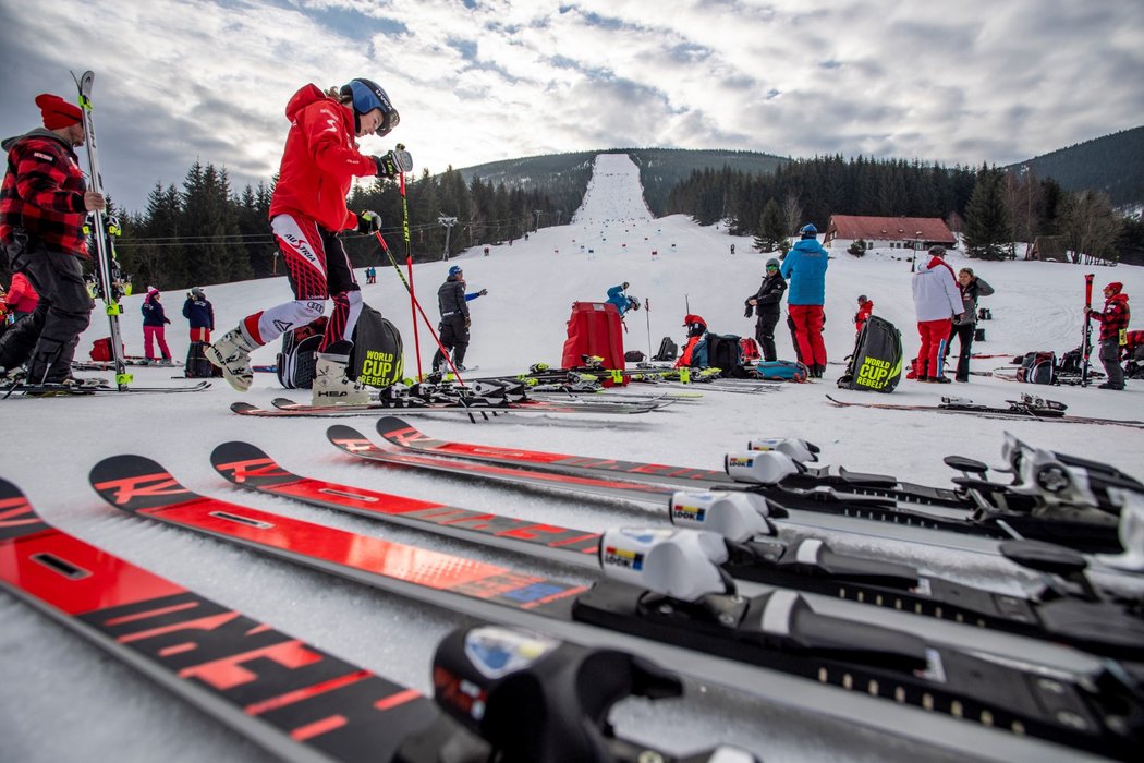 Na černé sjezdovce ve Špindlerově Mlýně se 8. března pojede obří slalom, o den později je na programu slalom.