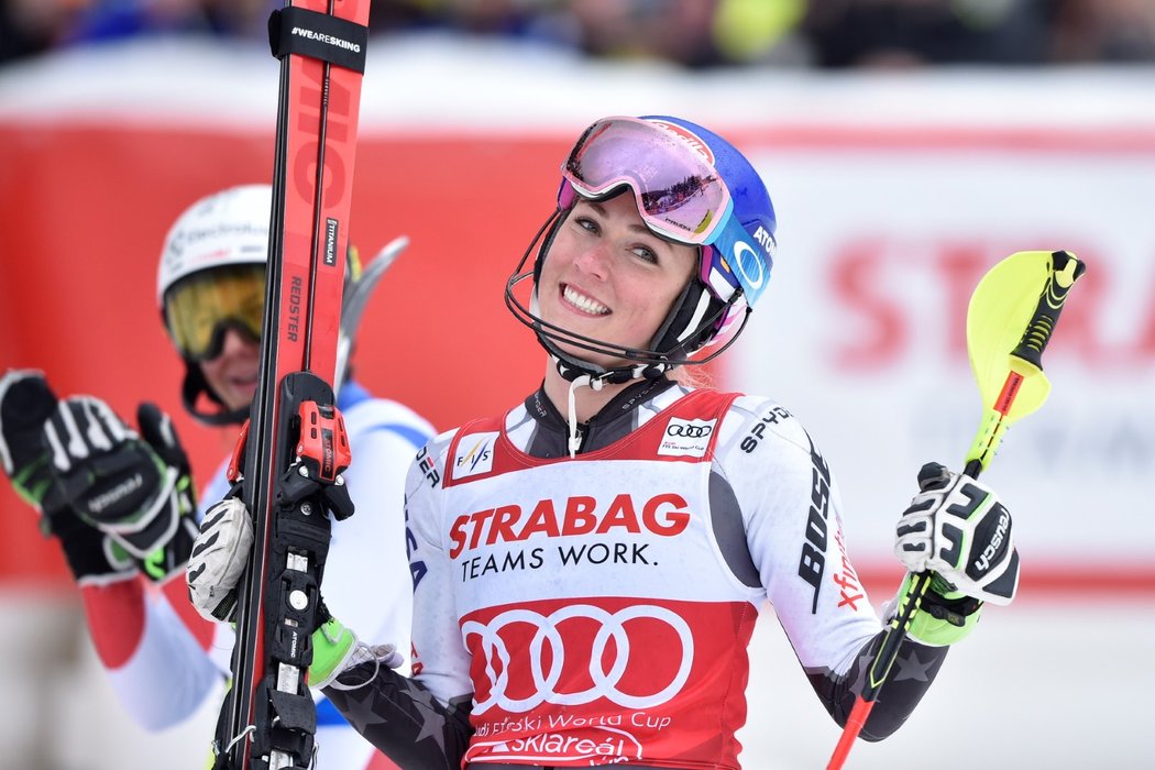 Mikaela Shiffrinová se raduje v cíli druhého kola slalomu ve Špindlerově Mlýně