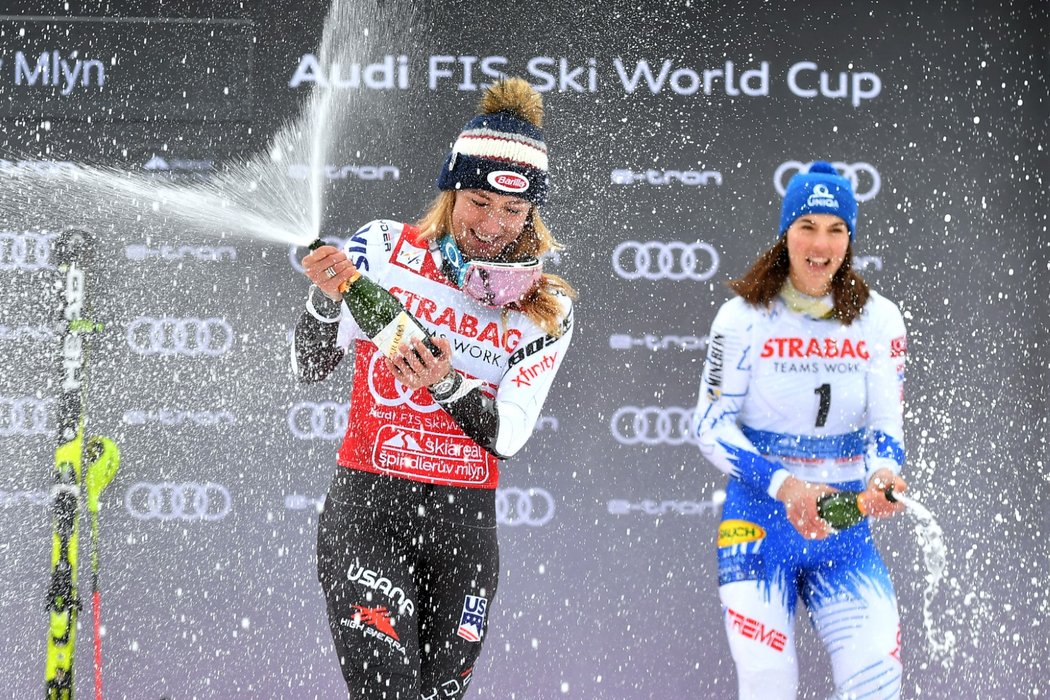 Slovenská lyžařka Petra Vlhová se za svou vulgární oslavu omluvila. Během ní totiž urážela soupeřku Mikaelu Shiffrinovou