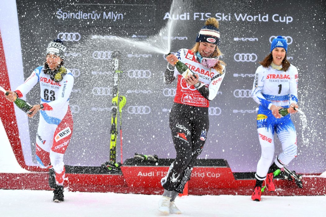 Lyžařky Wendy Holdenerová, Mikaela Shiffrinová a Petra Vlhová na stupni vítězů