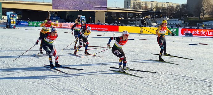 Česká lyžařka Kateřina Janatová (uprostřed vpředu) ve sprintu SP v Drážďanech