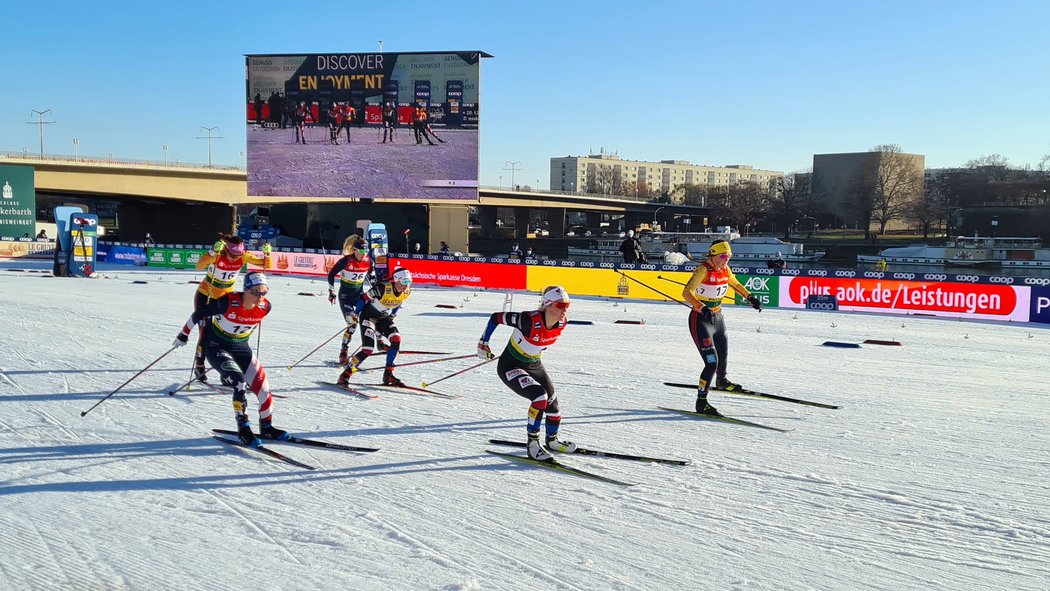 Česká lyžařka Kateřina Janatová (uprostřed vpředu) ve sprintu SP v Drážďanech