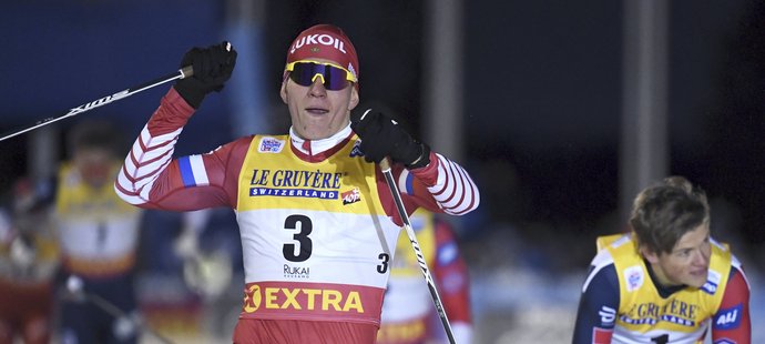Alexander Bolšunov se raduje z triumfu v úvodním sprintu SP lyžařů v Ruce