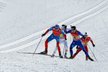 Rus Alexander Legkov před Alešem Razýmem ve štafetě na 4x7,5 km v La Clusaz, kde Češi skončili na výborném třetím místě