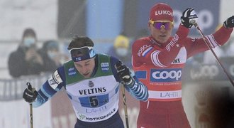 Vyhrocený závěr štafety v Lahti. Bolšunov udeřil soupeře, po finiši ho srazil